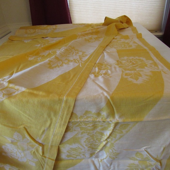 4 Gold & white Rose embossed cloth napkins and Tablecloth - Picture 12 of 15